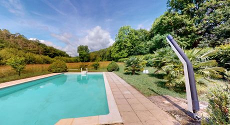 Superbe propriété sur plus d'un hectare de terrain avec maison, piscine, moulin et son bief. Situation préservée dans un environnement bucolique.