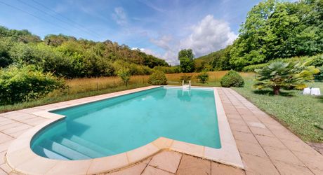 Superbe propriété sur plus d'un hectare de terrain avec maison, piscine, moulin et son bief. Situation préservée dans un environnement bucolique.