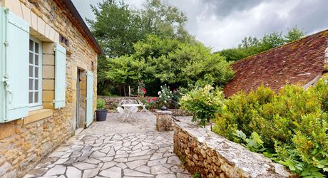 Superbe propriété sur plus d'un hectare de terrain avec maison, piscine, moulin et son bief. Situation préservée dans un environnement bucolique.