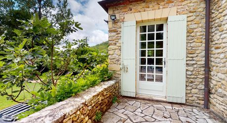 Superbe propriété sur plus d'un hectare de terrain avec maison, piscine, moulin et son bief. Situation préservée dans un environnement bucolique.