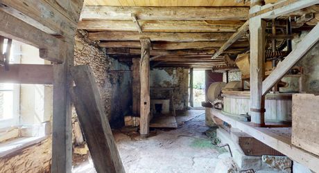 Superbe propriété sur plus d'un hectare de terrain avec maison, piscine, moulin et son bief. Situation préservée dans un environnement bucolique.