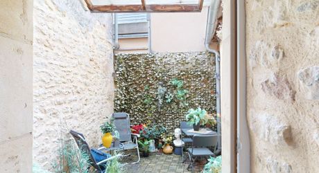 Au centre de Montignac, en exclusivité, maison en pierre entièrement restaurée avec cour et accès commerces à pieds.