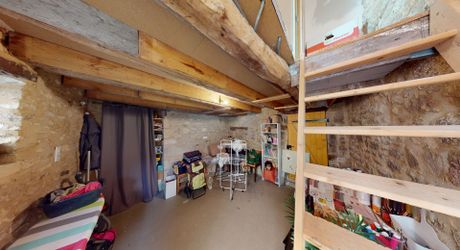 Au centre de Montignac, en exclusivité, maison en pierre entièrement restaurée avec cour et accès commerces à pieds.