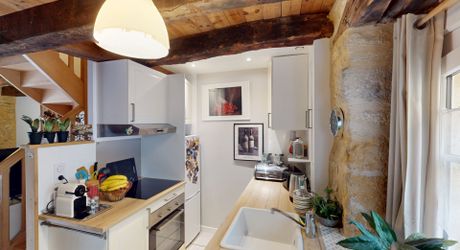 Au centre de Montignac, en exclusivité, maison en pierre entièrement restaurée avec cour et accès commerces à pieds.