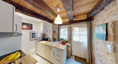 Au centre de Montignac, en exclusivité, maison en pierre entièrement restaurée avec cour et accès commerces à pieds.