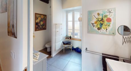 Au centre de Montignac, en exclusivité, maison en pierre entièrement restaurée avec cour et accès commerces à pieds.