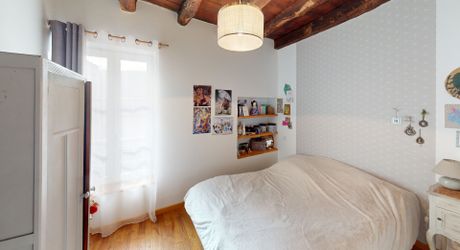 Au centre de Montignac, en exclusivité, maison en pierre entièrement restaurée avec cour et accès commerces à pieds.