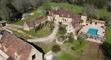 En Périgord Noir, superbe domaine de 15 hectares avec un Manoir et ses dépendances, une chartreuse contemporaine et des installations équestres de qualité. Emplacement privilégié, très calme, bonne orientation et jolie vue. 