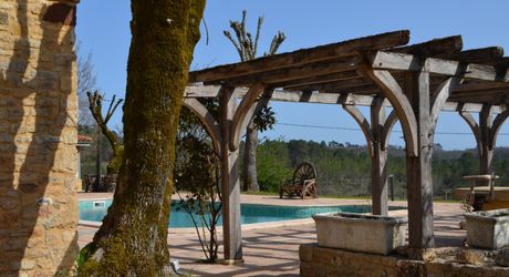 En Périgord Noir, superbe domaine de 15 hectares avec un Manoir et ses dépendances, une chartreuse contemporaine et des installations équestres de qualité. Emplacement privilégié, très calme, bonne orientation et jolie vue. 