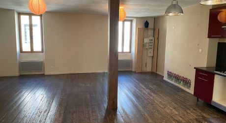 A Montignac, avec accès à pied aux commerces et écoles, maison d'habitation et studio indépendant avec cour et jardin, le tout en très bon état. Potentiel locatif.