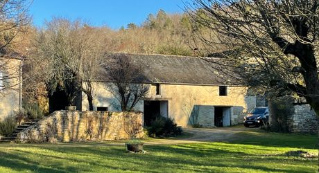Rare, en Périgord Noir, propriété de caractère en bord d'un ruisseau. Terrain d'environ 8000 m² avec partie constructible et truffiers.