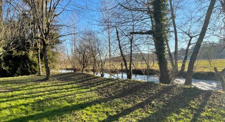 Rare, en Périgord Noir, propriété de caractère en bord d'un ruisseau. Terrain d'environ 8000 m² avec partie constructible et truffiers.