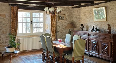 Rare, en Périgord Noir, propriété de caractère en bord d'un ruisseau. Terrain d'environ 8000 m² avec partie constructible et truffiers.