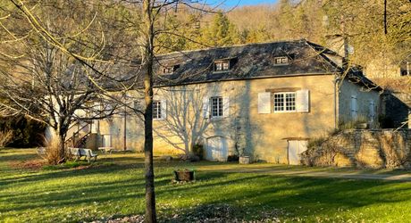 Rare, en Périgord Noir, propriété de caractère en bord d'un ruisseau. Terrain d'environ 8000 m² avec partie constructible et truffiers.