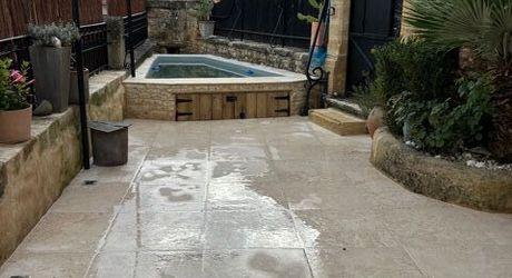 Superbe maison de village avec patio et bassin et appartement indépendant. Beaucoup de cachet, de belles finitions.  Visite Matterport disponible sur demande.