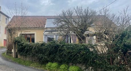 En Périgord Noir, dans un hameau, au calme, petite maison en pierre rénovée avec petit jardin.