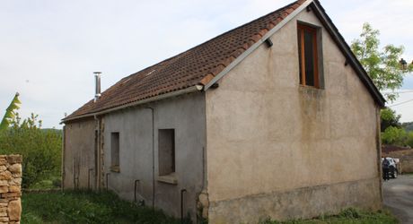En Périgord Noir, dans un hameau, au calme, petite maison en pierre rénovée avec petit jardin.