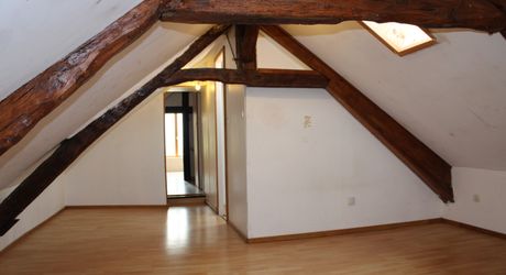 En Périgord Noir, dans un hameau, au calme, petite maison en pierre rénovée avec petit jardin.