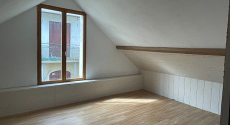 En Périgord Noir, dans un hameau, au calme, petite maison en pierre rénovée avec petit jardin.