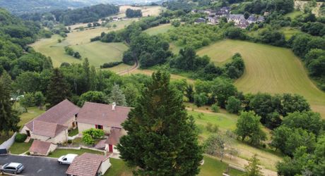 Périgord Noir, à 15 minutes de MONTIGNAC, propriété de caractère au calme avec jolie vue sur 2 hectares de terrain.