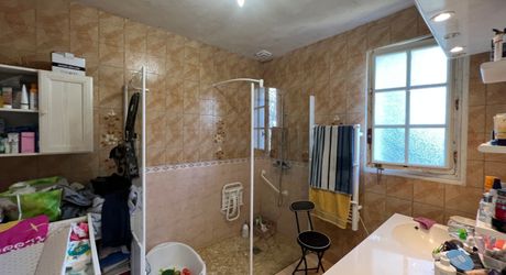 En Périgord Noir, à proximité des servioces et écoles, maison offrant 4 chambres avec beau terrain d'environ 3000 m². 