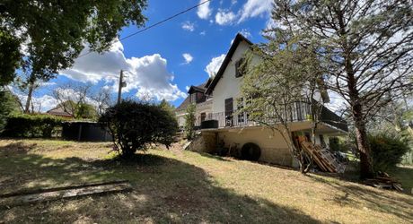 En Périgord Noir, à proximité des servioces et écoles, maison offrant 4 chambres avec beau terrain d'environ 3000 m². 