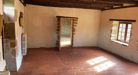 Exclusivité: Périgord Noir, dans une vallée calme, entre Montignac, Plazac et Thenon, propriété de caractère comprenant la maison et une belle grange sur un terrain de 2400 m² environ.