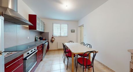 A saisir! Appartement rénové d'environ 70 m² de plain-pied, en plein centre-ville de MONTIGNAC-LASCAUX.