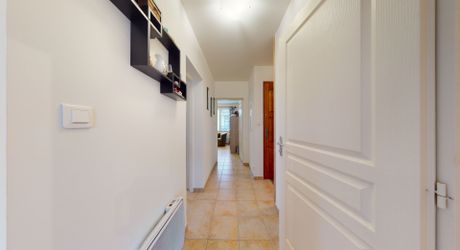 A saisir! Appartement rénové d'environ 70 m² de plain-pied, en plein centre-ville de MONTIGNAC-LASCAUX.