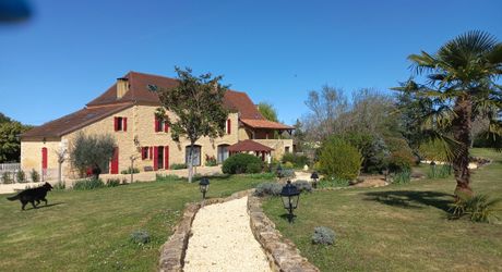 En Périgord Noir, proche Dordogne, magnifique ensemble en pierre avec de nombreuses dépendances, chambres d'hôtes et  gîtes.  2 piscines. Terrain arboré et fleuri de plus d'un hectare et demi. Situation calme.