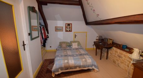 Rare! Maison en centre-ville de Montignac avec jardin et ruisseau.