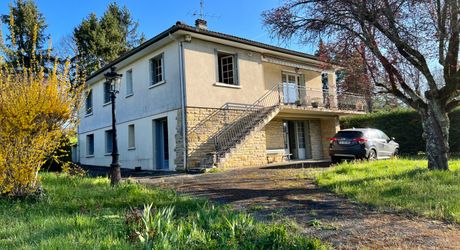 Entre PERIGUEUX et BRIVE, à 15 minutes de MONTIGNAC-LASCAUX,  maison de près de 190 m² habitables sur 7372 m² de terrain!