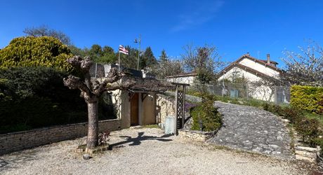A 15 minutes de MONTIGNAC-LASCAUX, jolie maison de bourg  de 190 m² habitables de plain pied avec un grand sous-sol et beau jardin arboré!