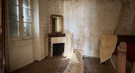 A 10 minutes de Montignac-Lascaux, magnifique maison en pierre de caractère à rénover entièrement, sur plus de 2700 m² de terrain, en plein village.