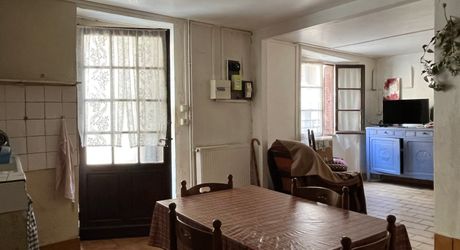 Dans Montignac, dans la rue de la liberté, très proche du centre, maison en pierre à rénover.