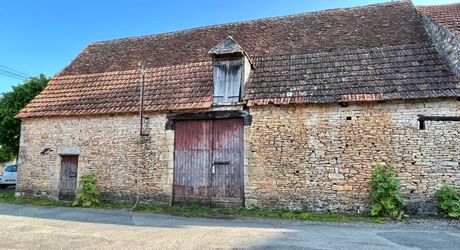 Magnificent stone farmhouse to renovate with its outbuildings at 25 minutes from Montignac-Lascaux!