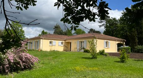 Belle maison contemporaine en parfait état proche de Périgueux, sur terrain de 5800 m².
