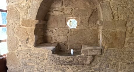 En Périgord Noir, ancienne fermette dans son jus à rénover, l'ensemble sur un enclos de 980 m², entre MONTIGNAC et SARLAT.