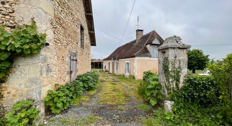 Entre Thenon et Périgueux, belle fermette à rénover avec dépendances et terrain  de 1,7 hectares. Belles vues.