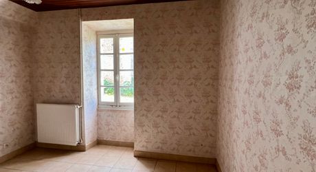 Entre Thenon et Périgueux, belle fermette à rénover avec dépendances et terrain  de 1,7 hectares. Belles vues.