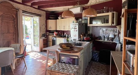 A 10 minutes de Montignac-Lascaux, avec un magnifique point de vues sur une vallée préservée, jolie périgordine de 80 m² habitables!
