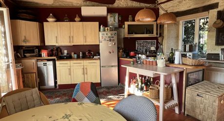 A 10 minutes de Montignac-Lascaux, avec un magnifique point de vues sur une vallée préservée, jolie périgordine de 80 m² habitables!