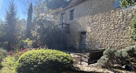 A 10 minutes de Montignac-Lascaux, avec un magnifique point de vues sur une vallée préservée, jolie périgordine de 80 m² habitables!