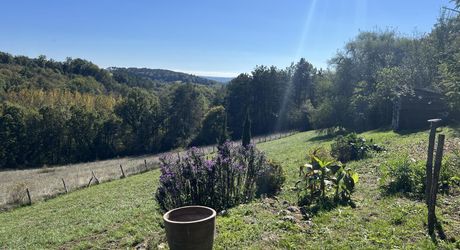 A 10 minutes de Montignac-Lascaux, avec un magnifique point de vues sur une vallée préservée, jolie périgordine de 80 m² habitables!