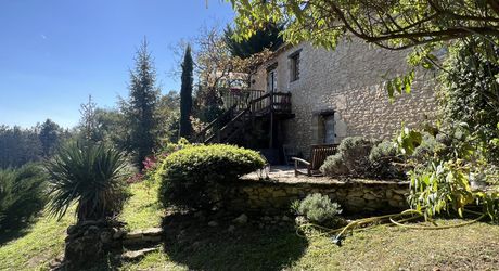 A 10 minutes de Montignac-Lascaux, avec un magnifique point de vues sur une vallée préservée, jolie périgordine de 80 m² habitables!