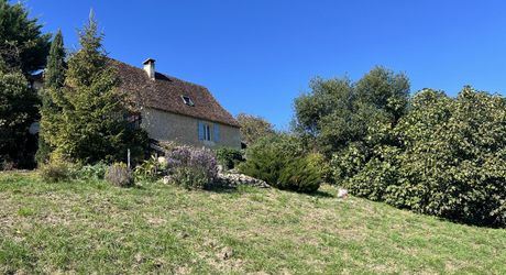 A 10 minutes de Montignac-Lascaux, avec un magnifique point de vues sur une vallée préservée, jolie périgordine de 80 m² habitables!
