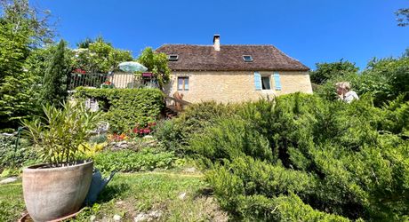A 10 minutes de Montignac-Lascaux, avec un magnifique point de vues sur une vallée préservée, jolie périgordine de 80 m² habitables!