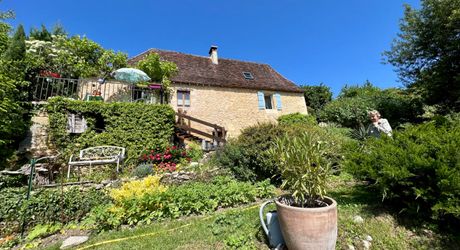 A 10 minutes de Montignac-Lascaux, avec un magnifique point de vues sur une vallée préservée, jolie périgordine de 80 m² habitables!