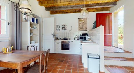 Exclusivité en Périgord Noir. Propriété sur plus de 9000 m² avec piscine, bénéficiant d'une très belle situation calme, sur hauteurs et non isolée, à 10 minutes des commerces. Idéale pour les vacances. 