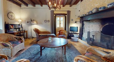 Exclusivité en Périgord Noir. Propriété sur plus de 9000 m² avec piscine, bénéficiant d'une très belle situation calme, sur hauteurs et non isolée, à 10 minutes des commerces. Idéale pour les vacances. 
